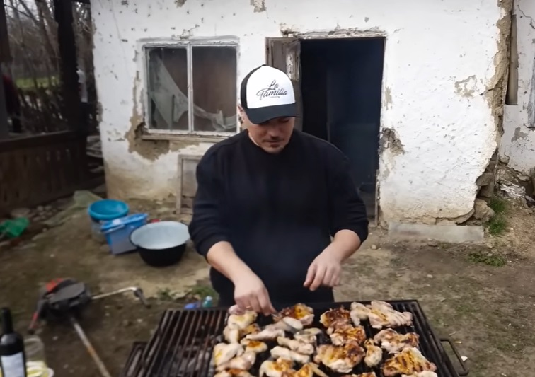 Noi imagini cu Puya la țară. Cum arată curtea și casa renovată: „Costă foarte puțin”