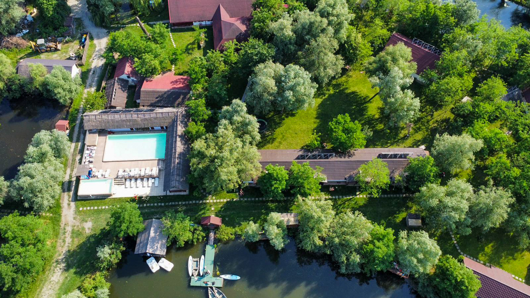 Detalii în premieră despre insula privată cu pensiune și 3 hectare de teren scoasă la vânzare în Delta Dunării. Proprietarul „lasă” 700.000 de euro din prețul inițial