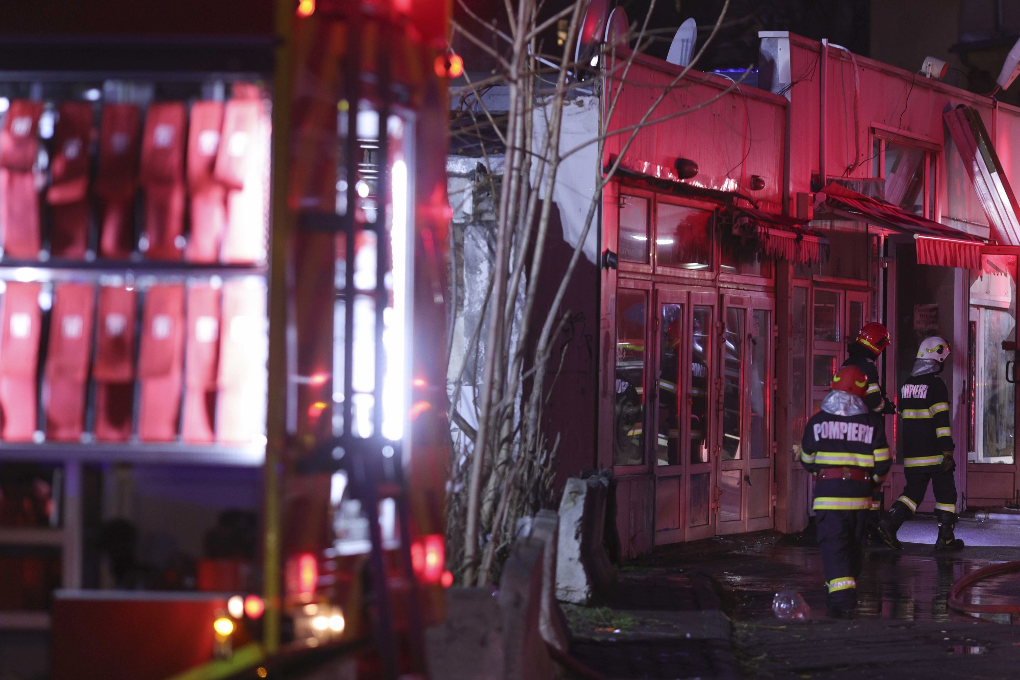 Noi imagini cu incendiul din Piața Matache din București. Au ars mai multe magazine