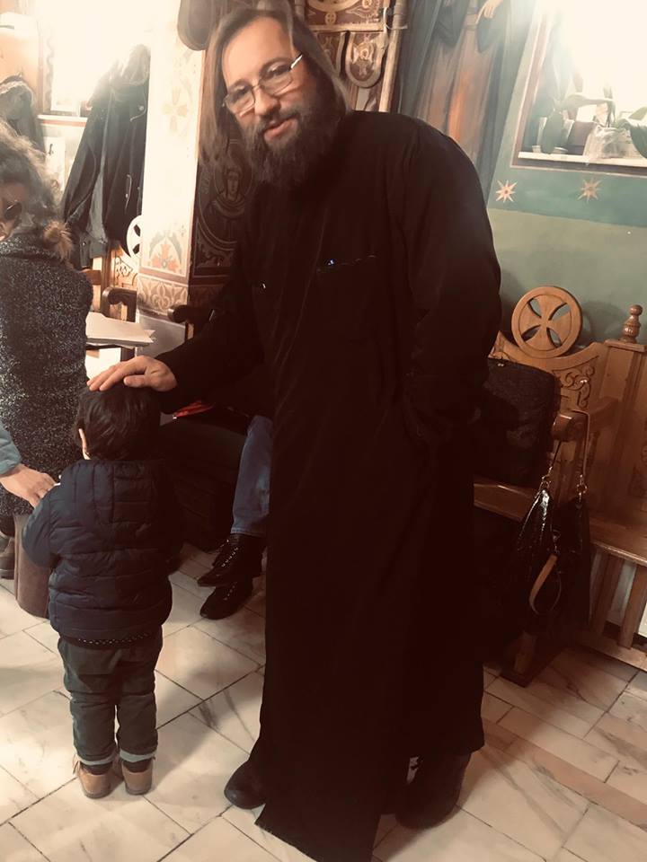 Preotul Damaschin din Iași a dat pachete de Paște pentru 4.000 de copii din familii nevoiașe. „Ne-au ajutat oameni din țară și din străinătate, studenți care au renunțat la banii de buzunar, bunici care au dat din banii de înmormântare”