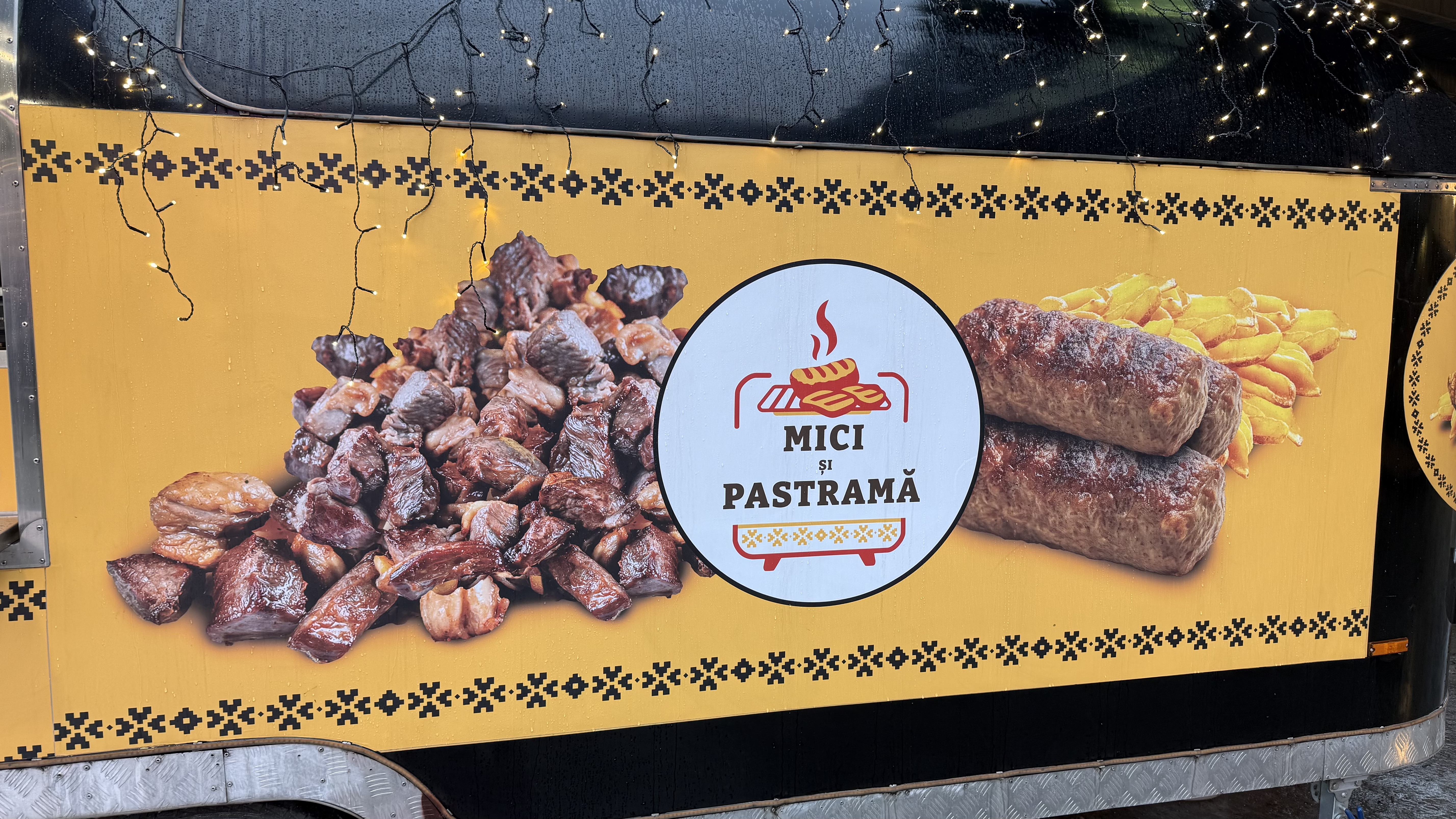 Cât costă trei mici cu cartofi la Târgul de Crăciun București 2025, Drumul Taberei. Avem prețurile pentru sarmale, cârnați și tochitură