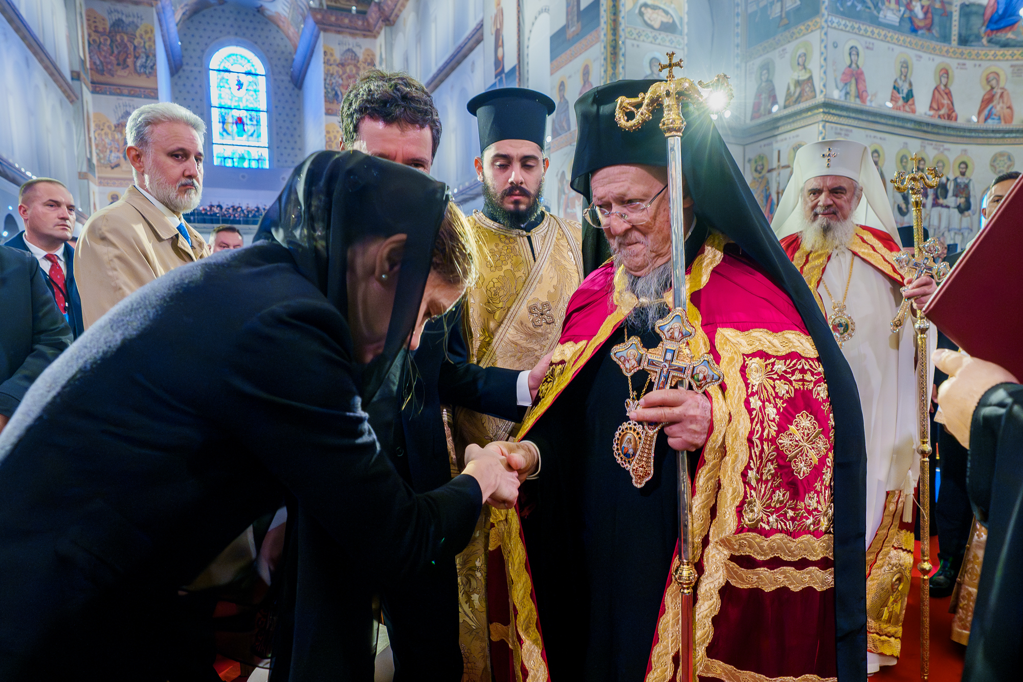 Dana Budeanu a criticat ținuta aleasă de Mirabela Grădinaru, partenera lui Nicușor Dan, la sfințirea Catedralei Mântuirii Neamului: „Alo, protocolu’ Cotroceni?”
