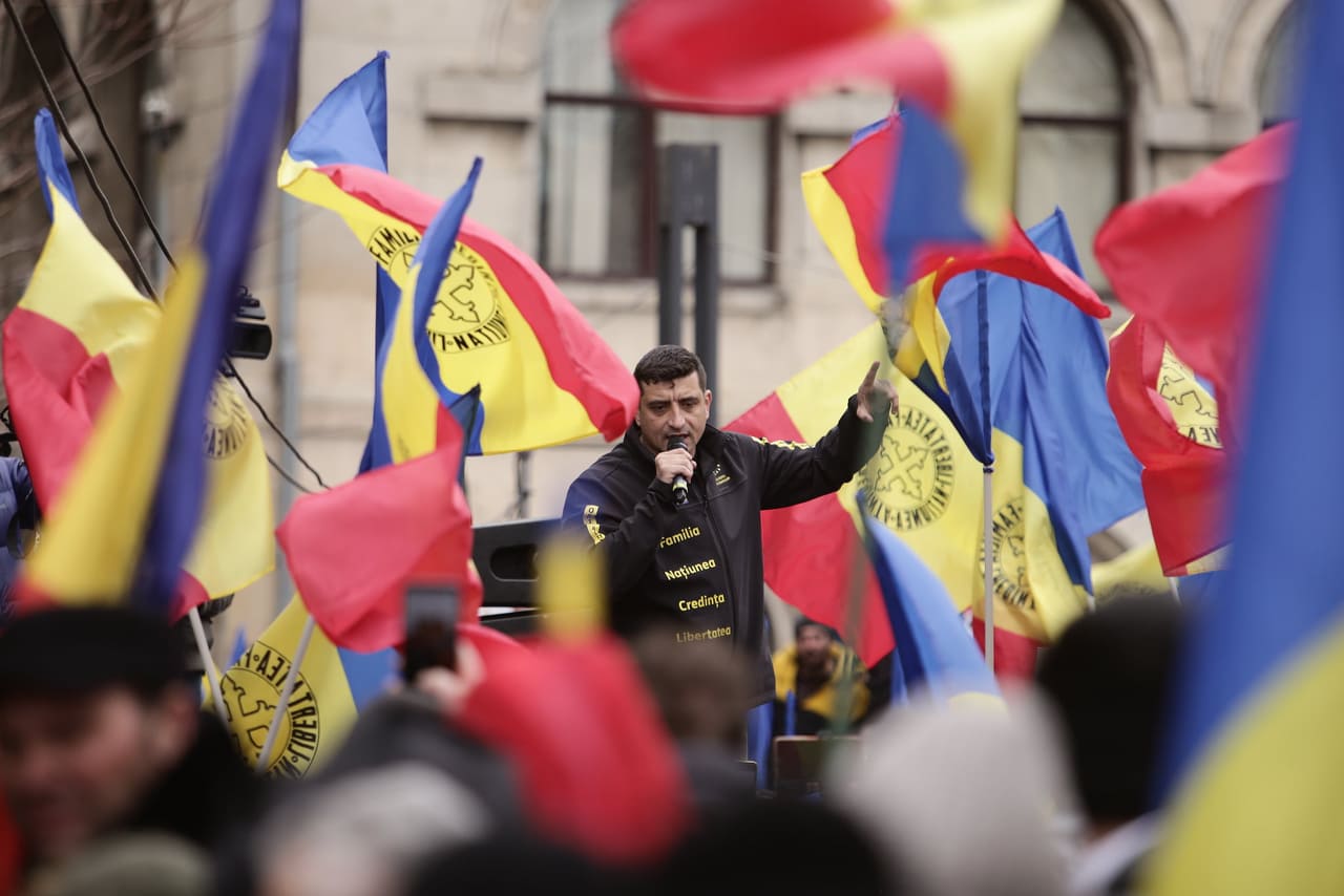 VIDEO. Incident între George Simion și un jandarm. Apoi liderul AUR aleargă după un alt bărbat. Protestarii merg spre Cotroceni