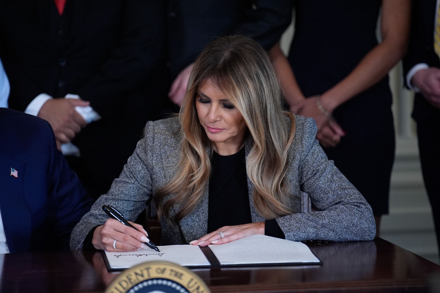 Melania Trump a semnat un ordin executiv alături de Donald Trump