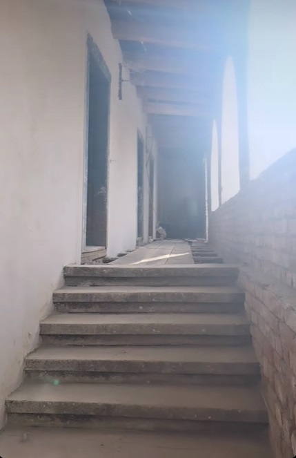 Imagini noi cu casa pe care o renovează Dana Rogoz la Viscri. Lucrările la locuința săsească au avansat