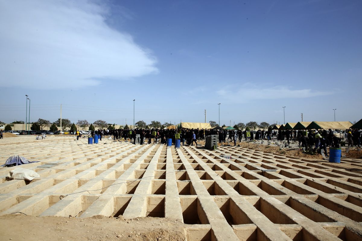 Cimitirele din Iran, neîncăpătoare pentru morții COVID. Sunt săpate morminte pe patru niveluri