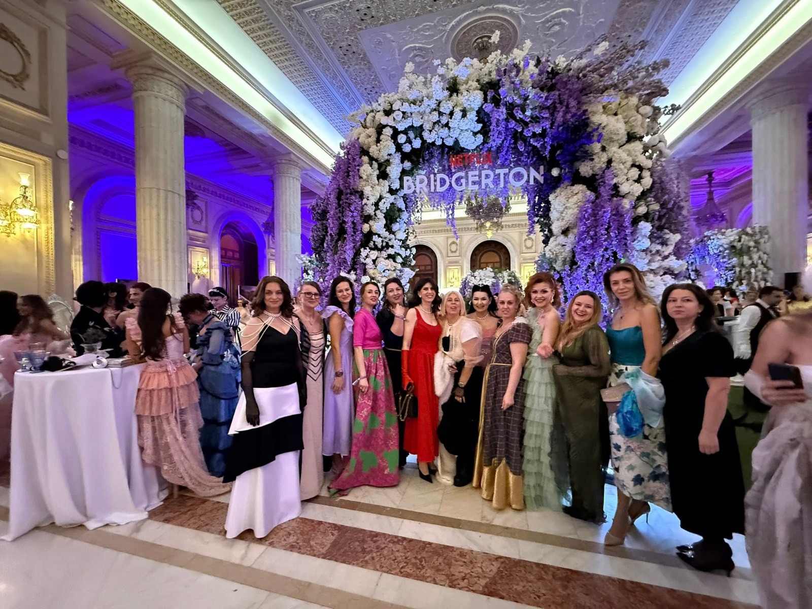 Imagini cu vedetele la Balul Mascat Bridgerton. Adelina Pestrițu și Nicole Cherry au atras atenția cu ținutele spectaculoase