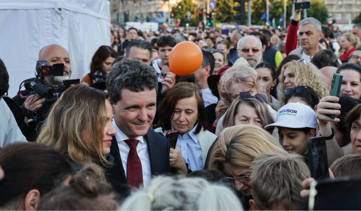Mii de oameni în Piața Victoriei la mitingul „România în lumină”, organizat de Nicușor Dan. Jandarmeria a sesizat AEP pentru „propagandă electorală” | VIDEO