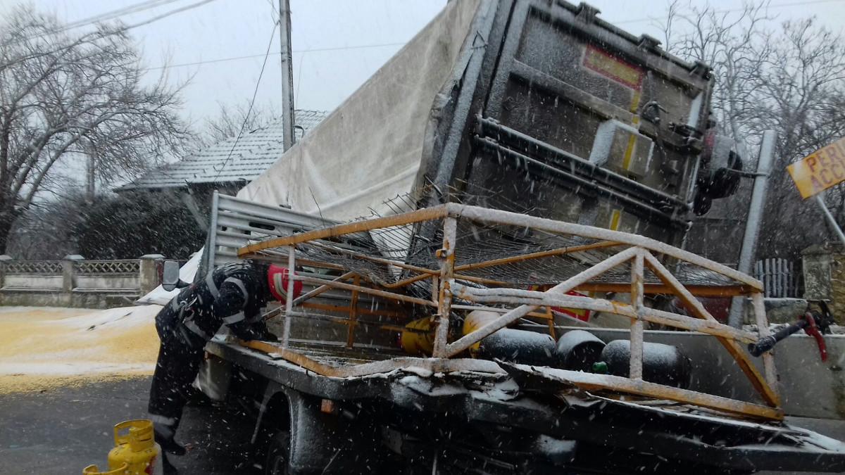Un TIR s-a răsturnat peste o mașină care transporta butelii pline cu gaz, în județul Constanța/VIDEO&FOTO