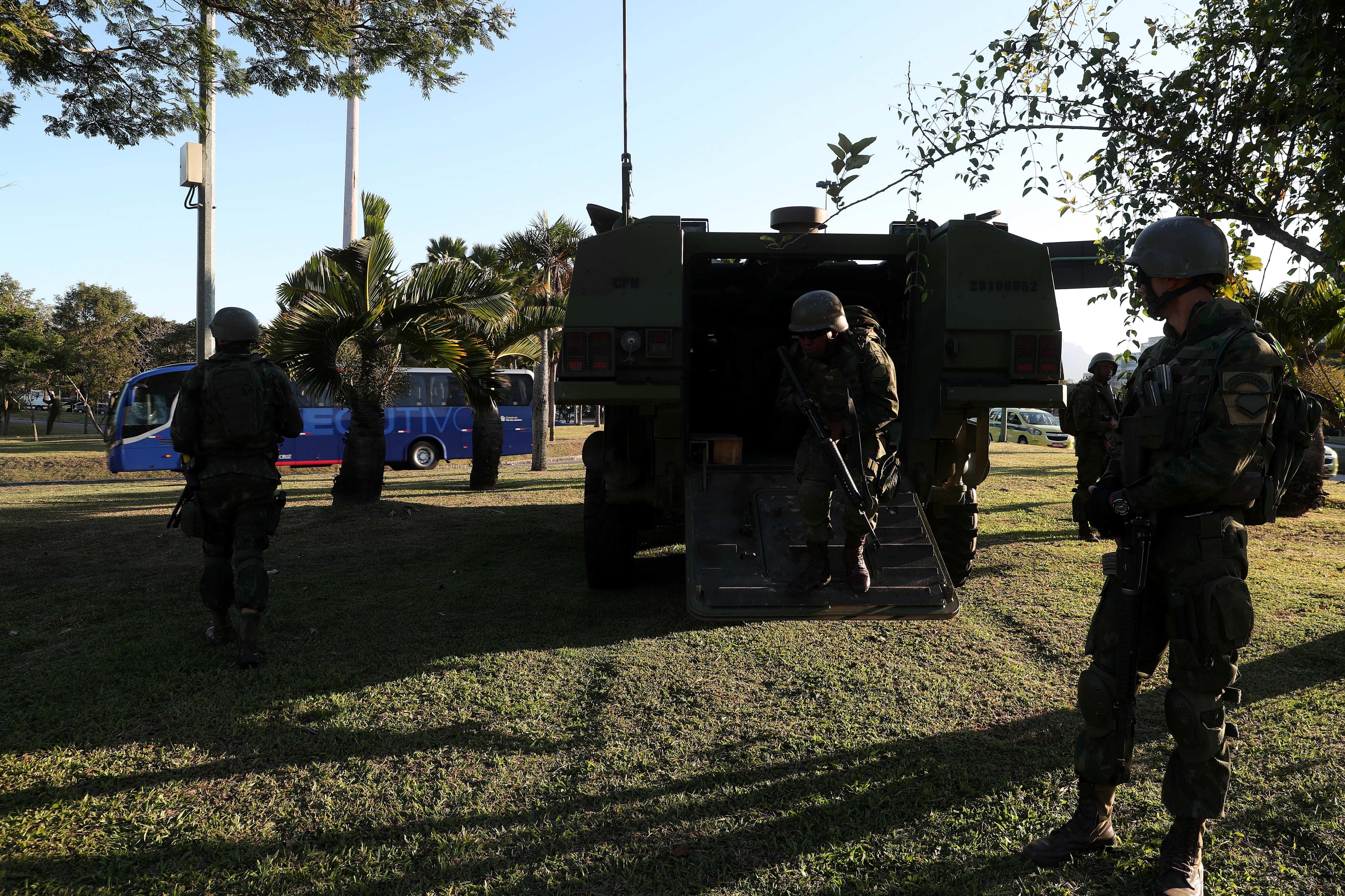 VIDEO| Peste 5.000 de soldați brazilieni au intrat în favelele din Rio pe fondul violențelor izbucnite aici