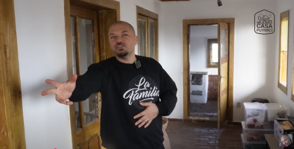 Imagini cu casa de la țară a lui Puya, după ce a renovat-o complet: „Se pot construi case și din resturi găsite”