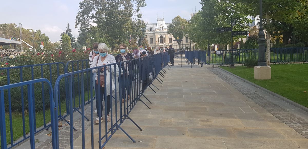 În pandemie, pelerinii Sfintei Parascheva se roagă doar cu buletinul și speră la vremuri mai bune. “N-am văzut niciodată așa ceva!”