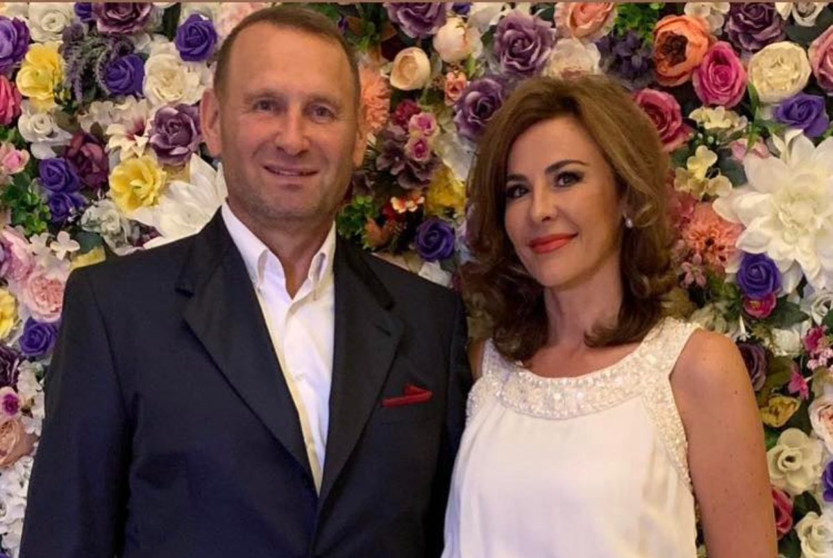 Cum a apărut Adina Alberts în sufrageria casei sale și a lui Viorel Cataramă. Are rochie decoltată și sandale cu toc: „Să nu uităm să trăim pentru noi”