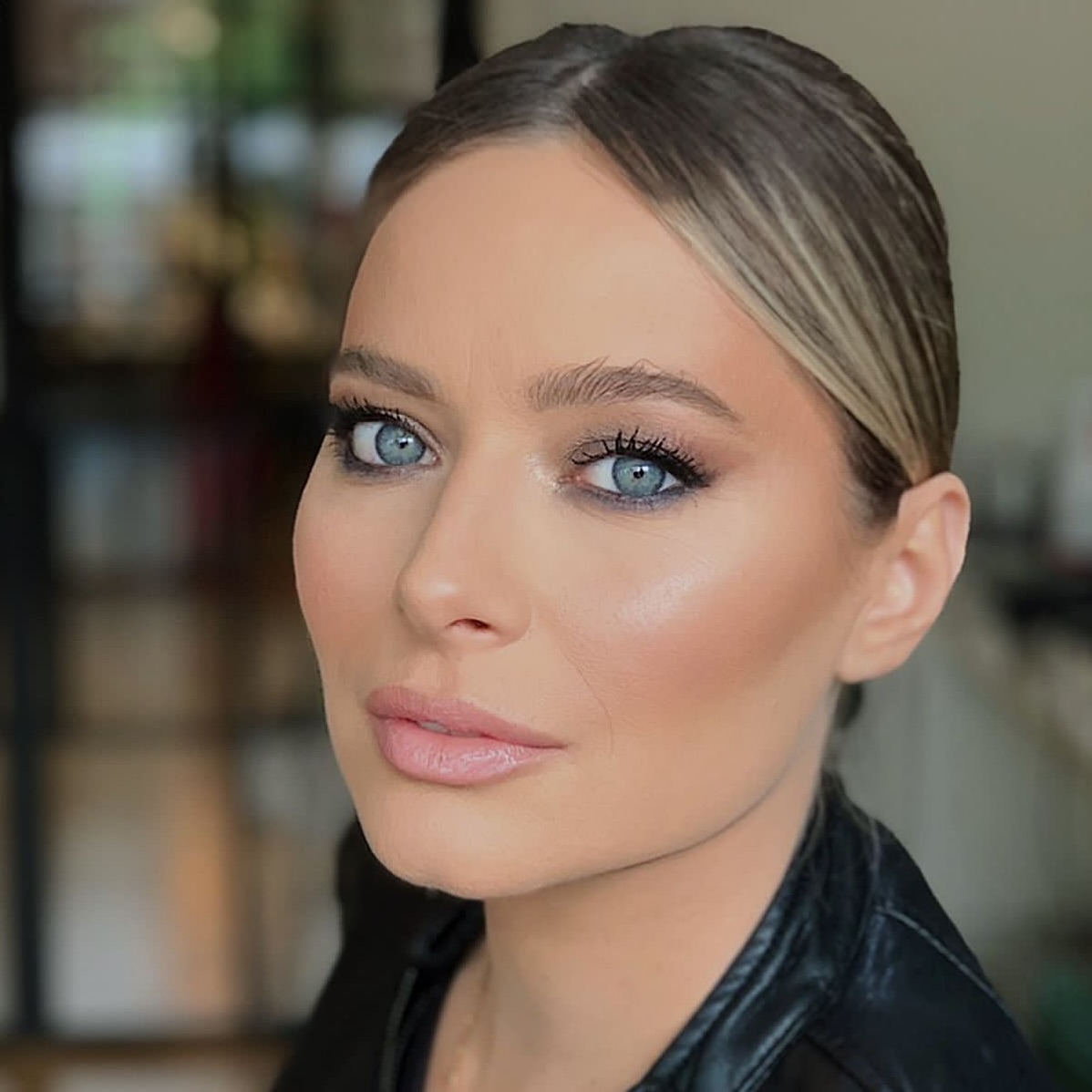 Prin ce trece Laura Cosoi la două luni după ce a devenit mamă a patra oară: „Nu mă puteam ridica din pat”. Și-a luat fiica pe platoul de filmare