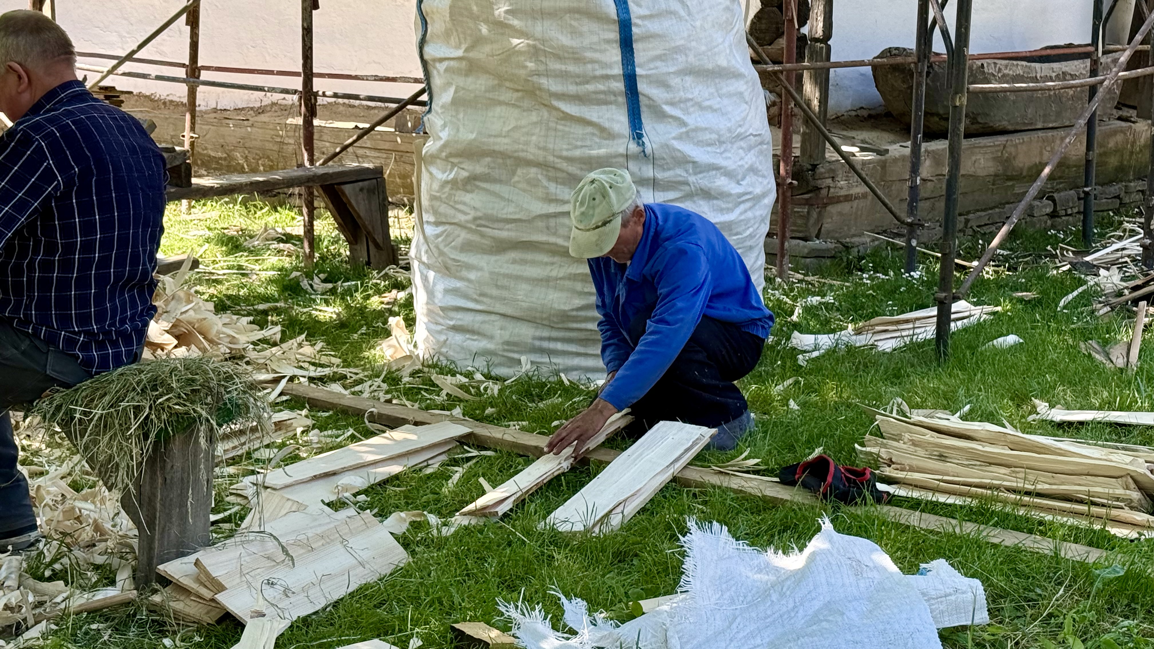 Patru meșteri din Maramureș refac, ca acum un secol, o casă din inima Bucureștiului: „Asta-i istoria! Facem totul manual, ca pe vremuri”