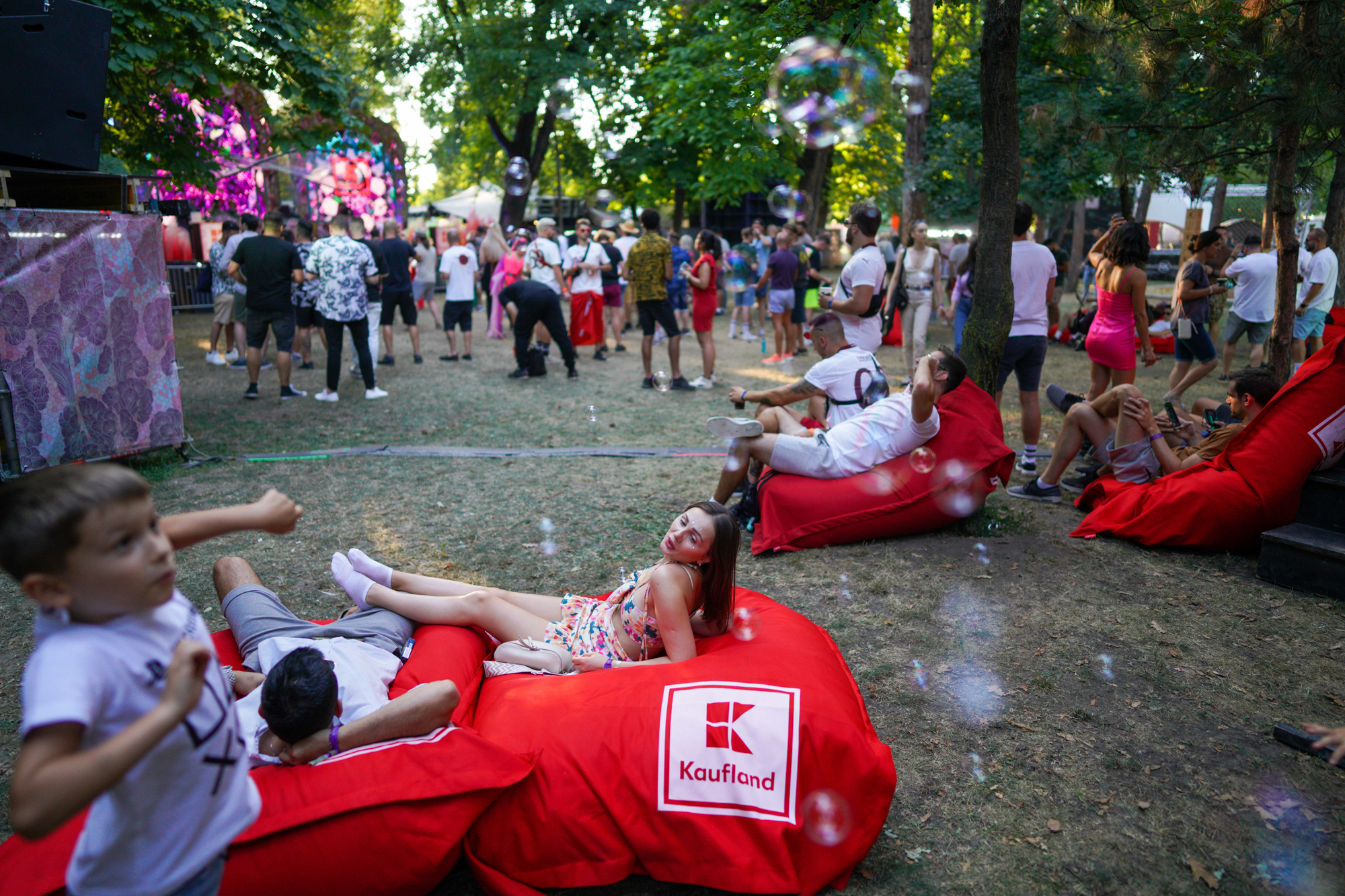 REPORTAJ. Fața ascunsă a Lunii. Cum a început Untold 2022: o vedetă de la PRO TV cerută în căsătorie, prețuri care o iau razna și sute, sute de forțe de ordine. A, și seara, muzică