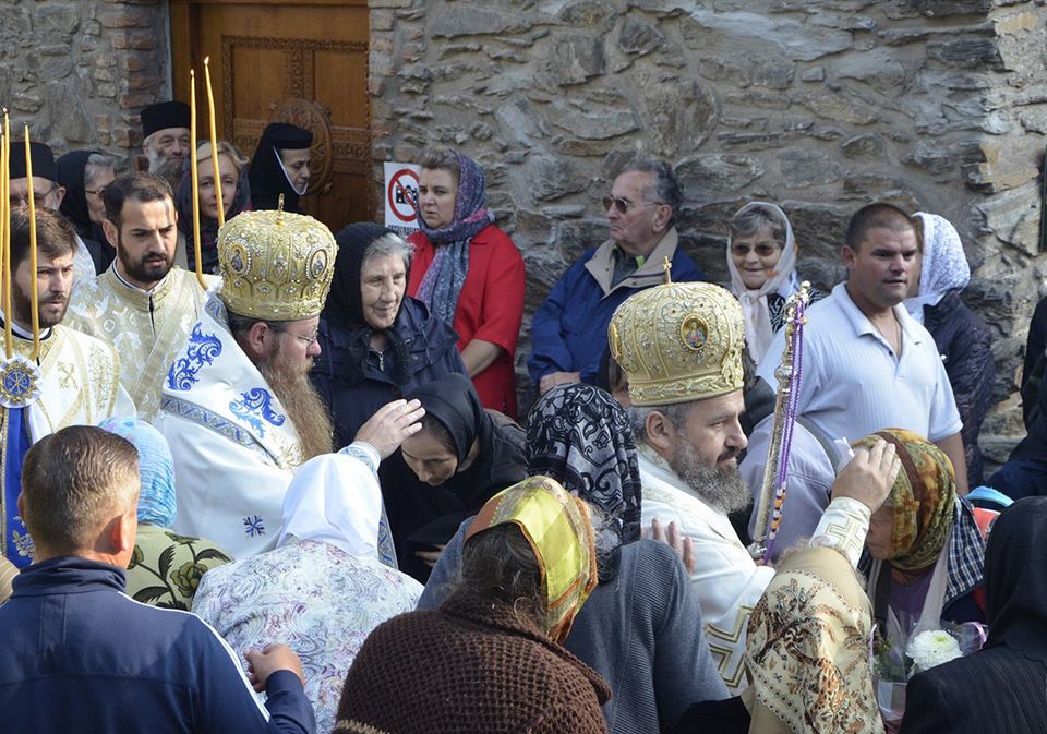 Slujbă impresionantă la Prislop! Pelerinii s-au adunat, din nou, în număr mare la mormântul părintelui Arsenie Boca