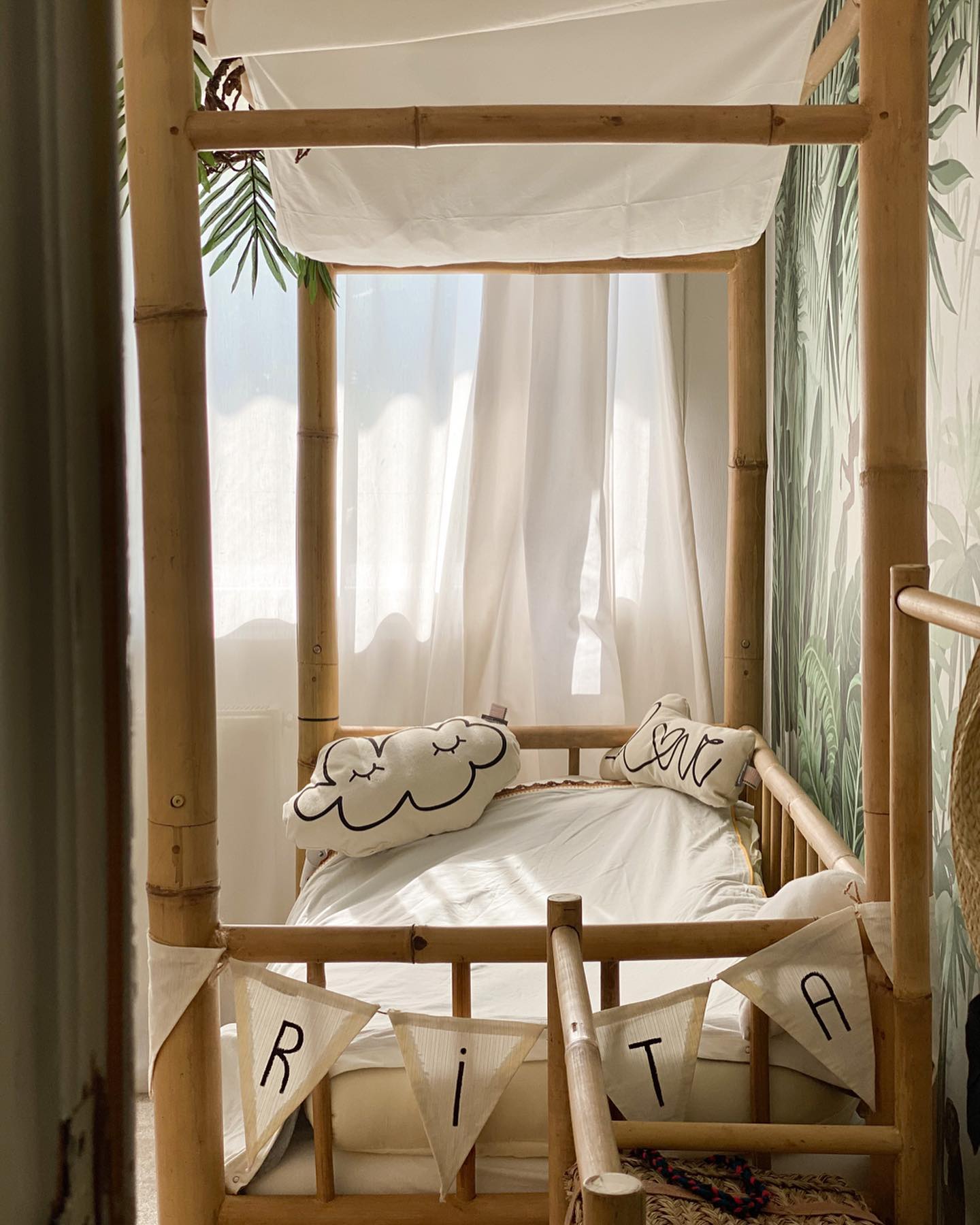 Imagini din casa în care Laura Cosoi locuiește. Camera fetițelor pare desprinsă din povești