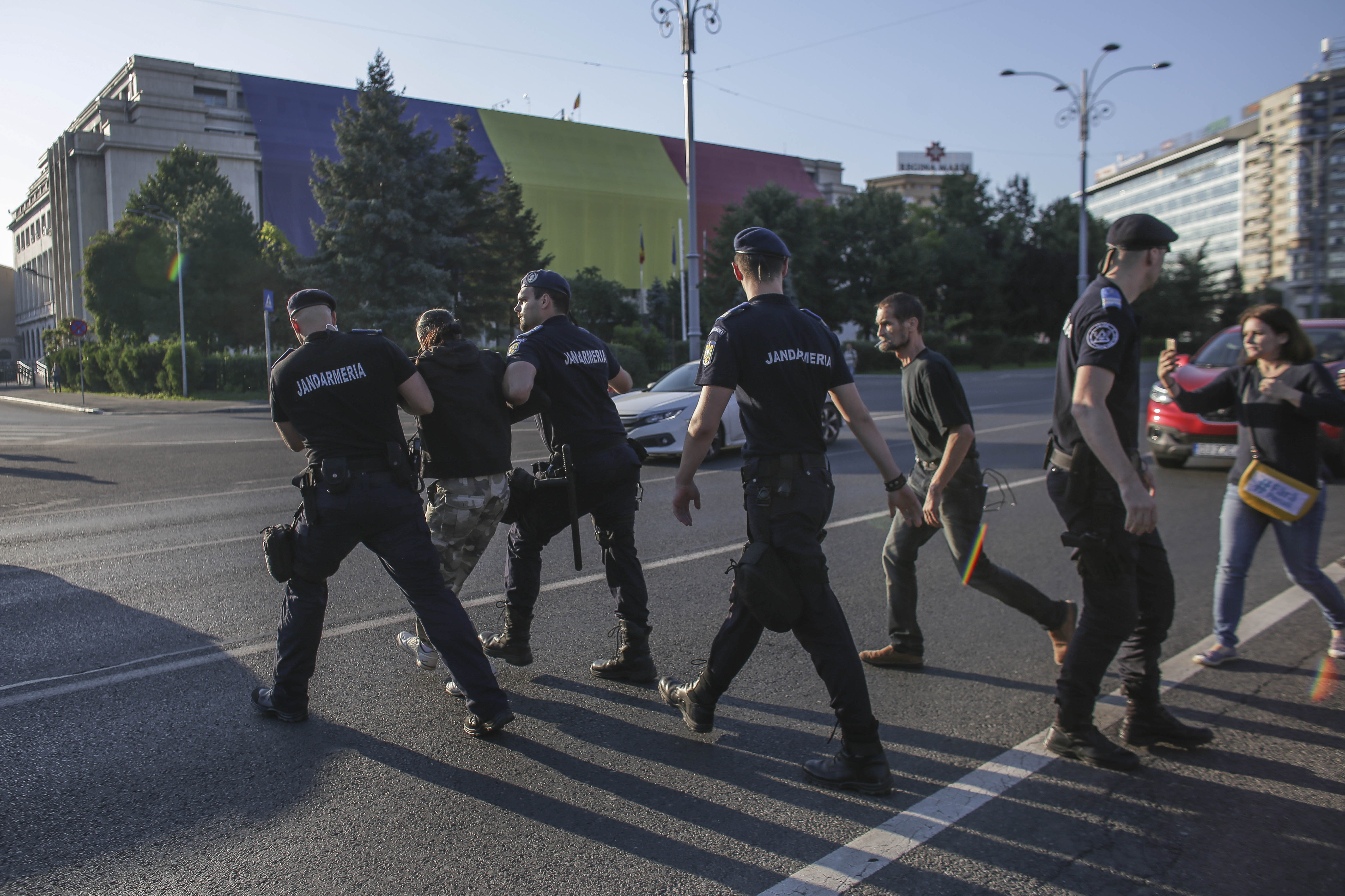 FOTO / Acţiuni împotriva OUG privind amnistia şi graţierea, în Capitală. Banner pe podul de la Fântâna Morița și incidente în Piața Victoriei