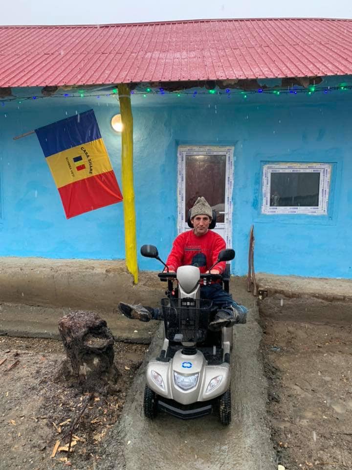 FOTO | Povestea tragică a lui nea Ion, un bătrân care merge în genunchi, dar are grijă de fratele său imobilizat în pat