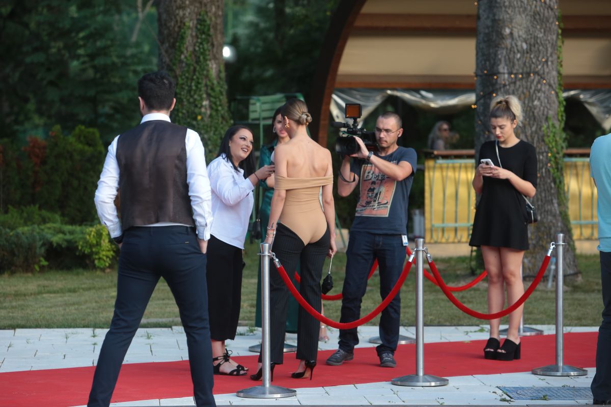 GALERIE FOTO/ Cele mai îndrăznețe ținute de la VIVA! Party 2018. Festival de decolteuri generoase