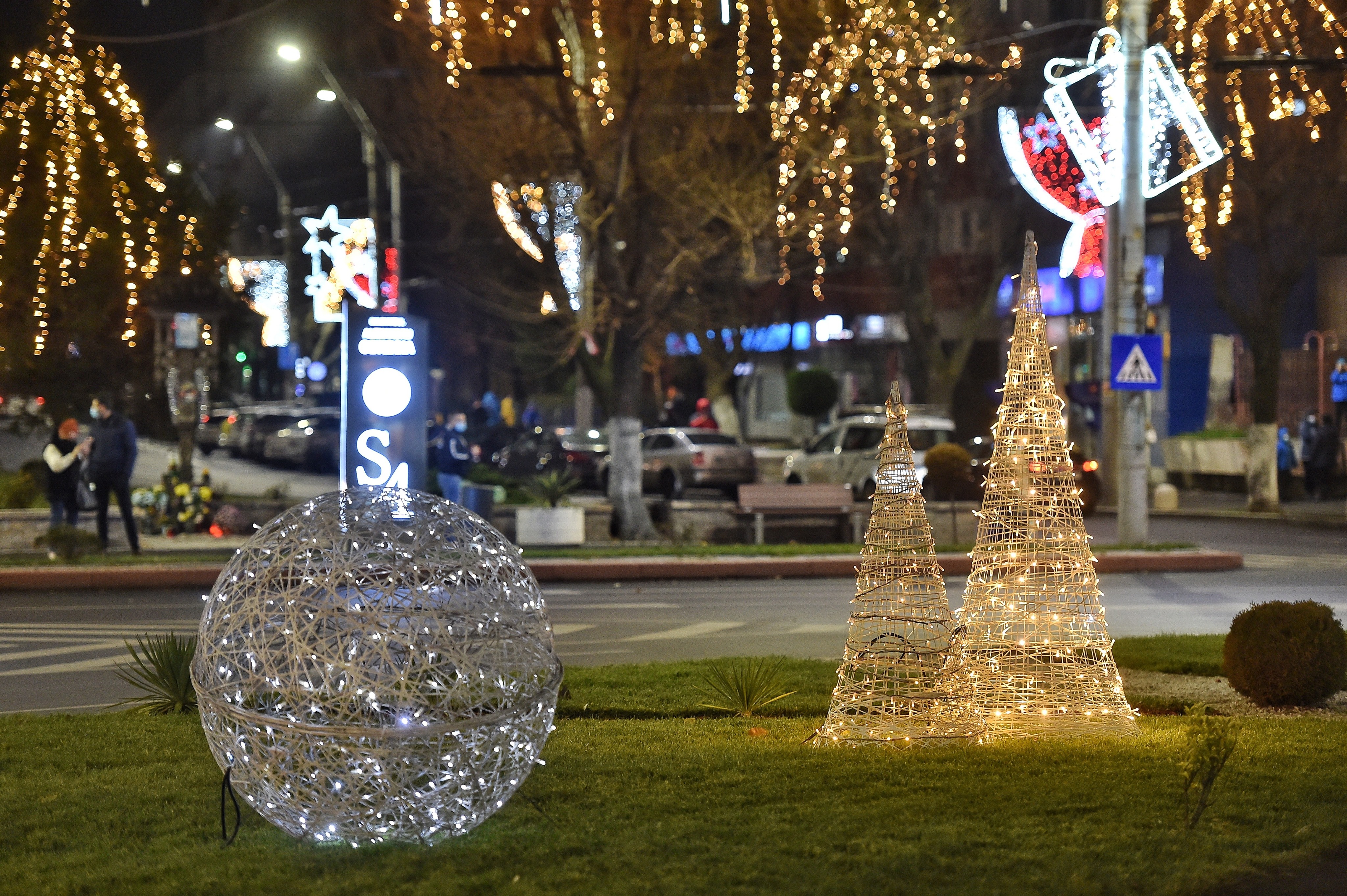 FOTO | S-au aprins luminițele de Crăciun în București