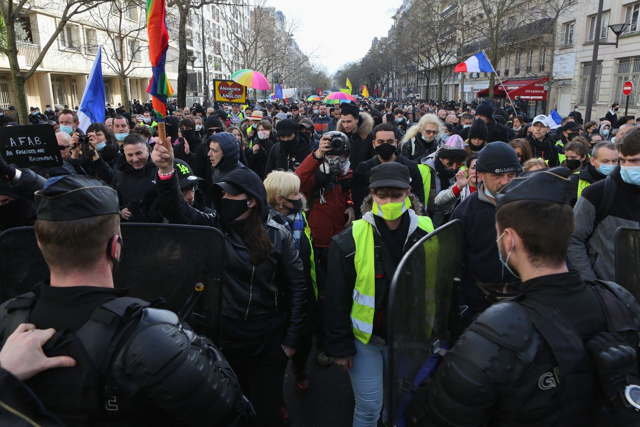 Peste 30.000 de persoane au protestat la Paris față de legea securității globale. Poliția a folosit tunuri de apă pentru a curăța piața