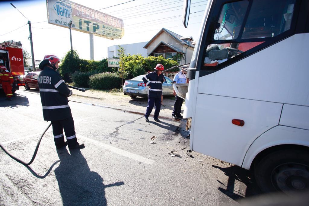 Accident grav pe DN 2 E 85, la Mărăcineni, în județul Buzău. Un VW Passat a lovit frontal un microbuz intrând sub el din cauza impactului violent/GALERIE FOTO