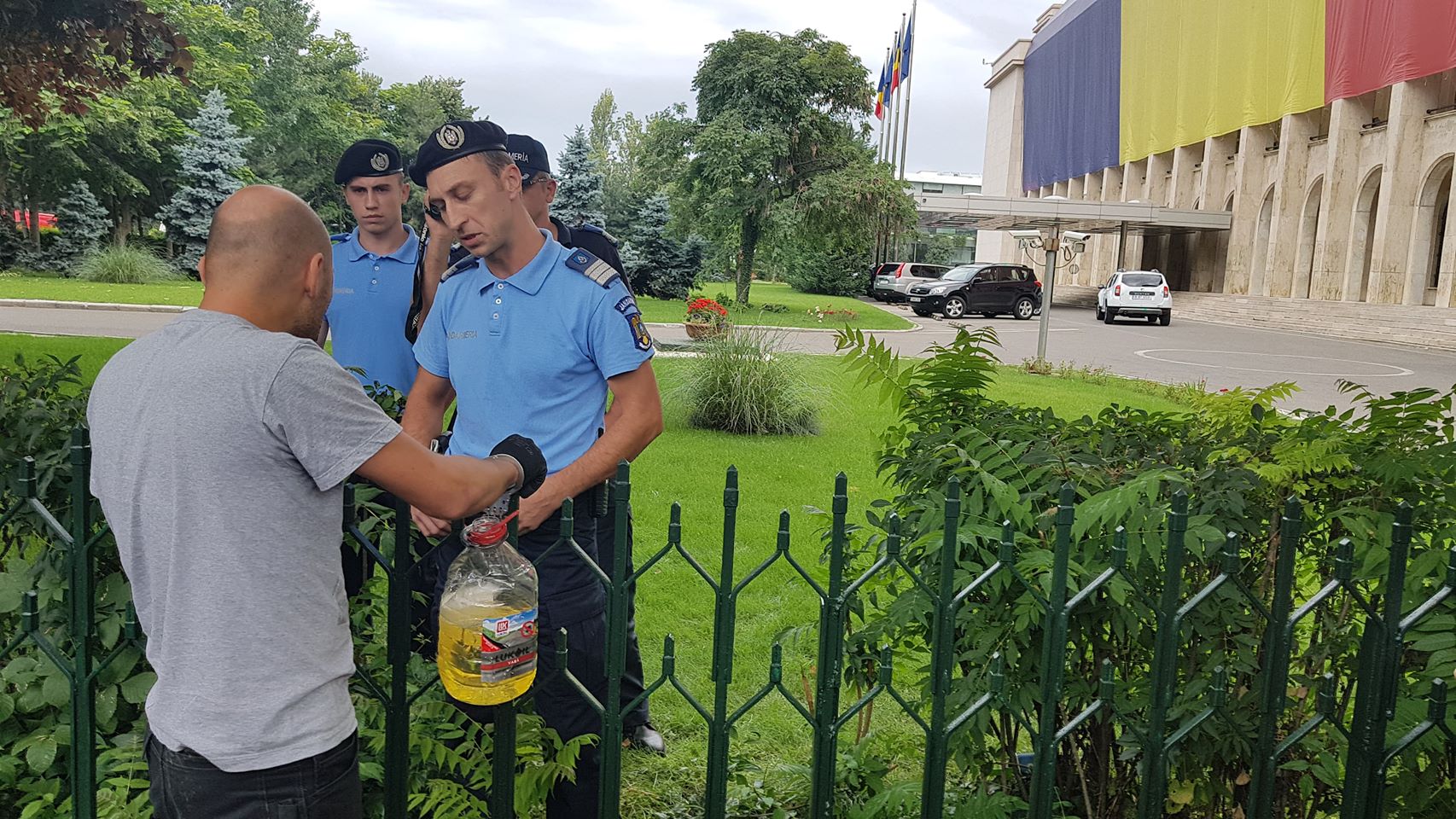 UPDATE. Bărbatul care s-a legat cu lanțul de gardul Guvernului și avea asupra lui o sticlă de benzină a fost descarcerat si ridicat de Jandarmerie (FOTO / VIDEO)