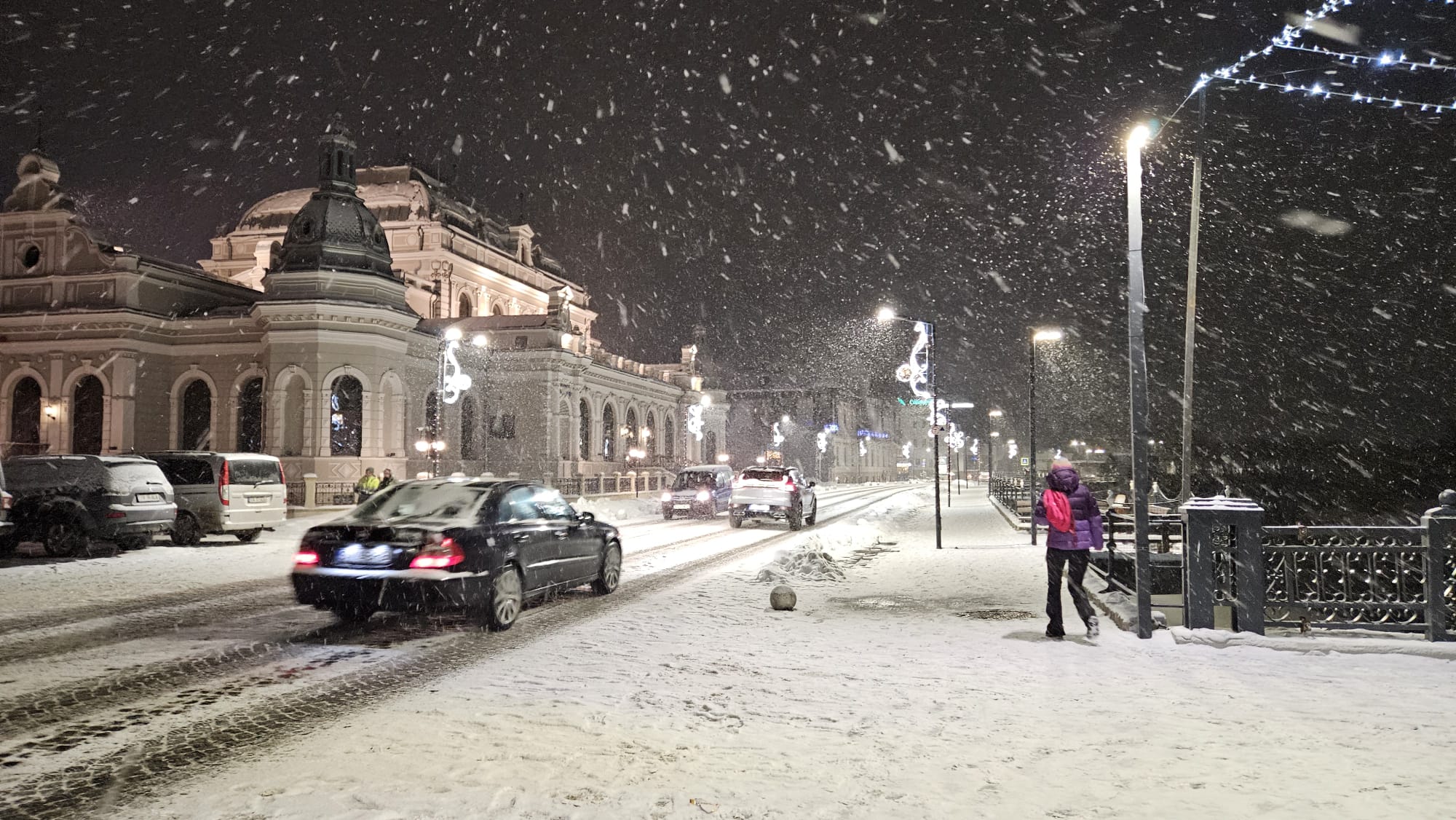 Vatra Dornei este pregătită pentru sfârșitul de an. Orașul-stațiune are hotelurile pline, pârtiile deschise și prețuri accesibile | REPORTAJ