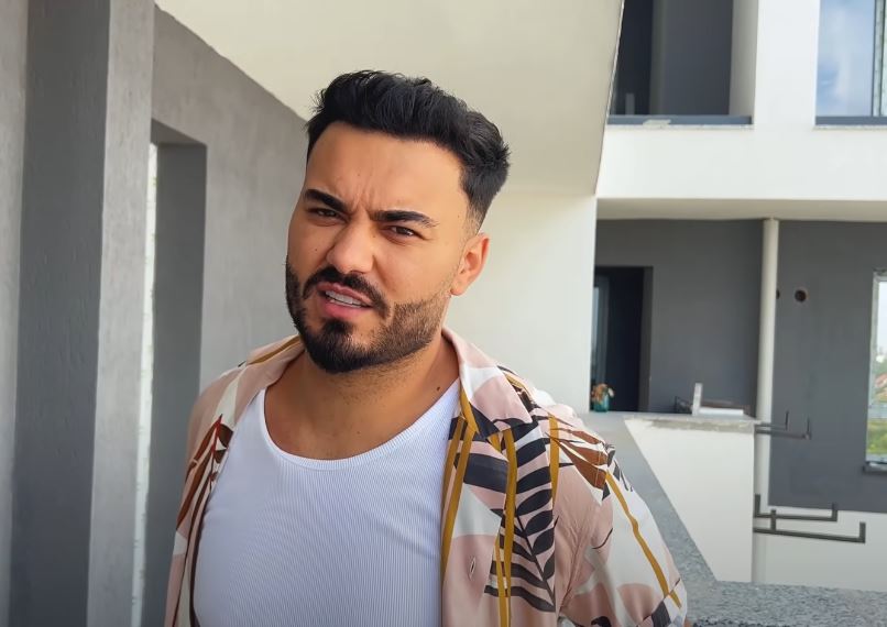 Jador a fost dat jos de pe scenă încătușat de mascați, la un concert în Chișinău, unde și-a înscenat, de fapt, arestarea | VIDEO