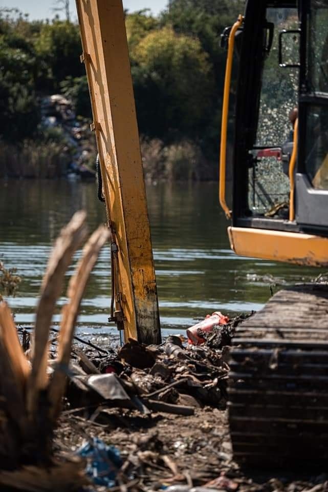 Apele Române: Peste 300 de tone de deşeuri au fost scoase din Lacul Fundeni în 5 zile