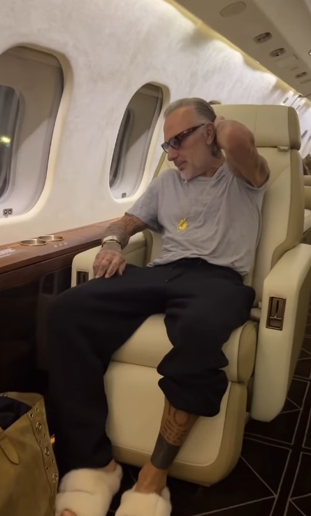 Ce a spus Gianluca Vacchi după ce fanii au afirmat că e bolnav: „Să ne rugăm pentru el”. Cum a apărut la 58 de ani