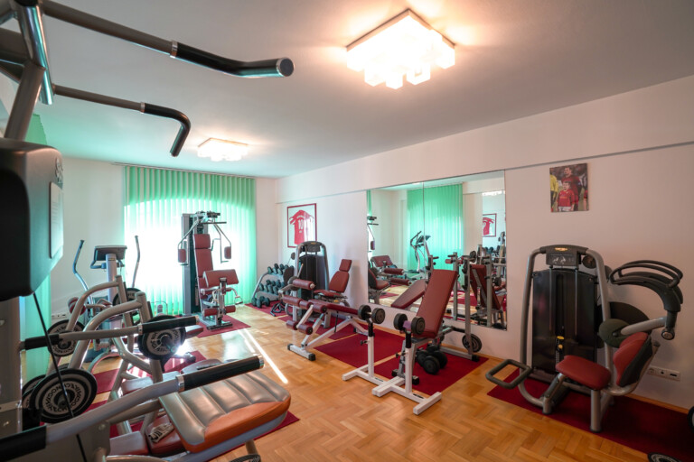 Cum arată o vilă de aproape două milioane de euro scoasă la vânzare la Cluj. Sala de fitness a atras atenția presei locale