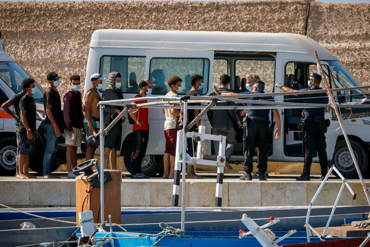 Sute de migranți, mulți copii și femei, găsiți într-o barcă, în Mediterană. „Unii cu urme de arsuri și răni provocate de arme de foc”