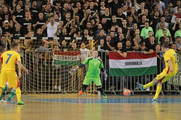 Calificare furată cu cronometrul. Selecționata de futsal a României a ratat prezența la Euro 2015 în ultima secundă. ^Oficial, ultima fază a ungurilor a durat 3 secunde. Cronometrajul efectuat de Sportnews arată că acțiunea a ținut peste 4 secunde! / VIDEO
