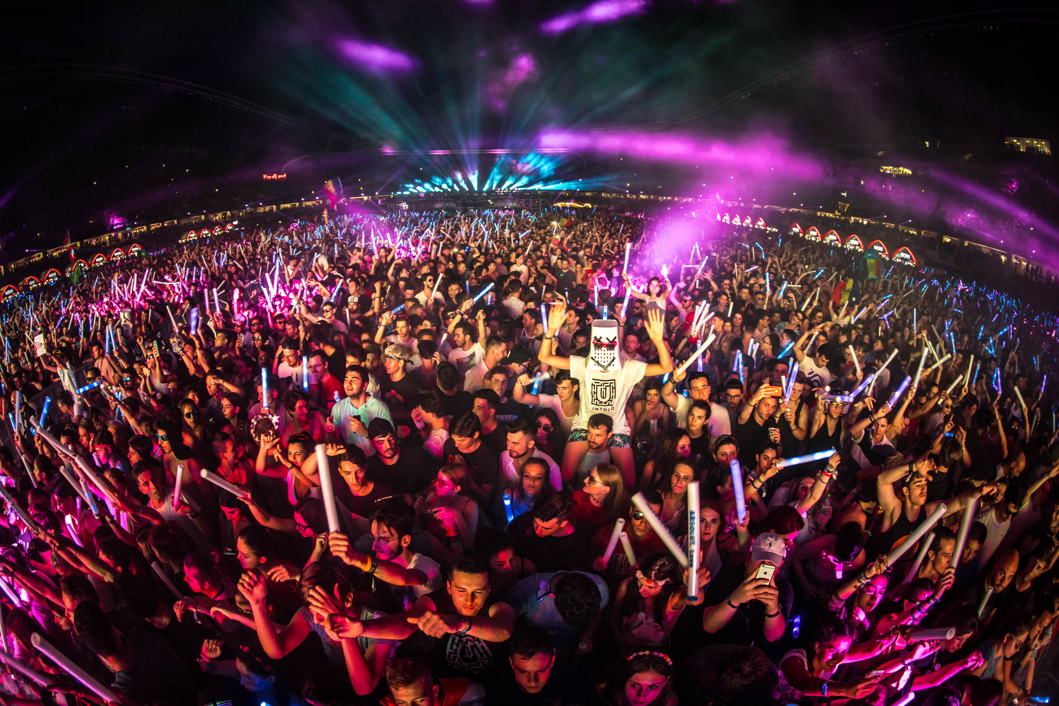 A treia zi la Untold 2017. Armin van Buuren a mixat până când a rămas fără curent