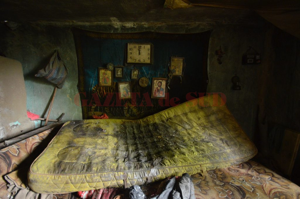 Bătrâni morți, îngropați cu excavatorul la cererea primarului. Pensionarii au fost înhumați, fără slujbă, la marginea cimitirului