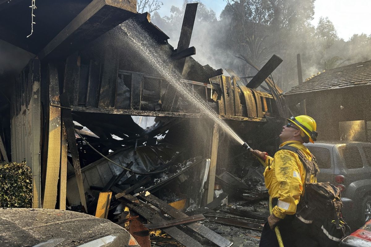 Incendiu de proporții în Malibu. Dick Van Dyke şi Cher, printre miile de persoane evacuate din calea flăcărilor | VIDEO 