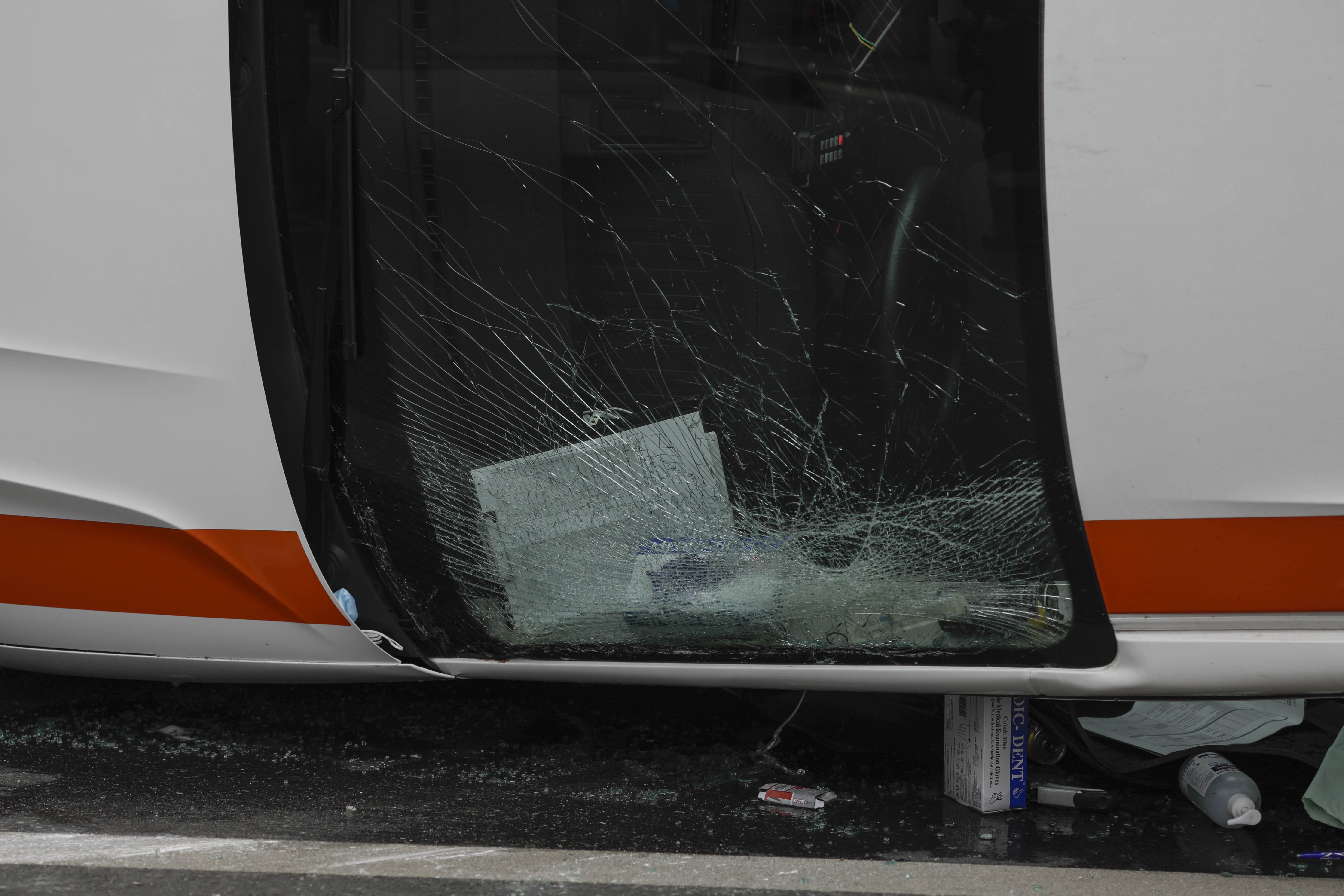 O ambulanță care transporta un pacient s-a răsturnat în centrul Bucureștiului după ce a fost lovită