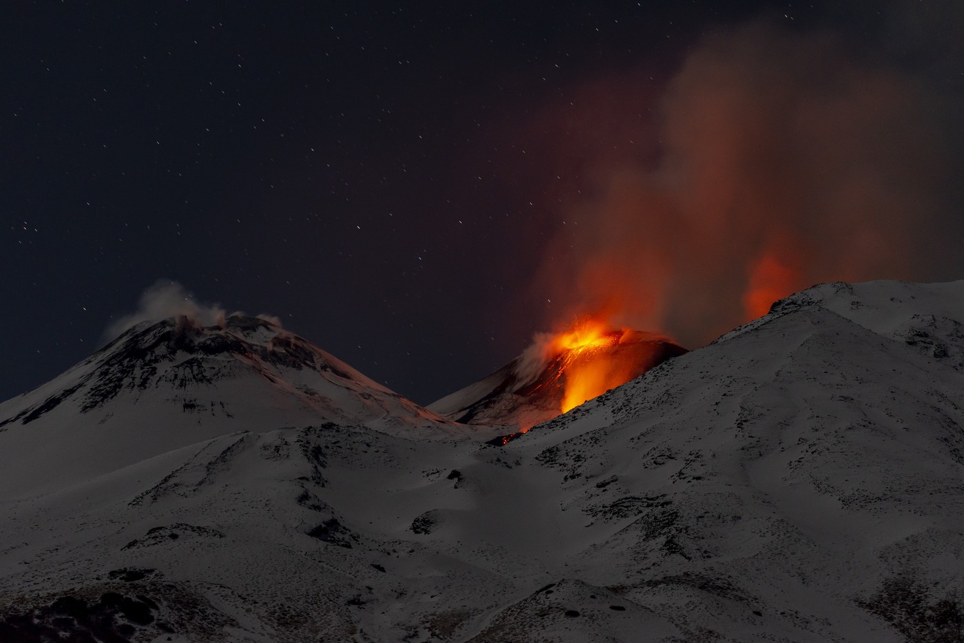 Imagini spectaculoase și alertă în Sicilia după erupția vulcanului Etna