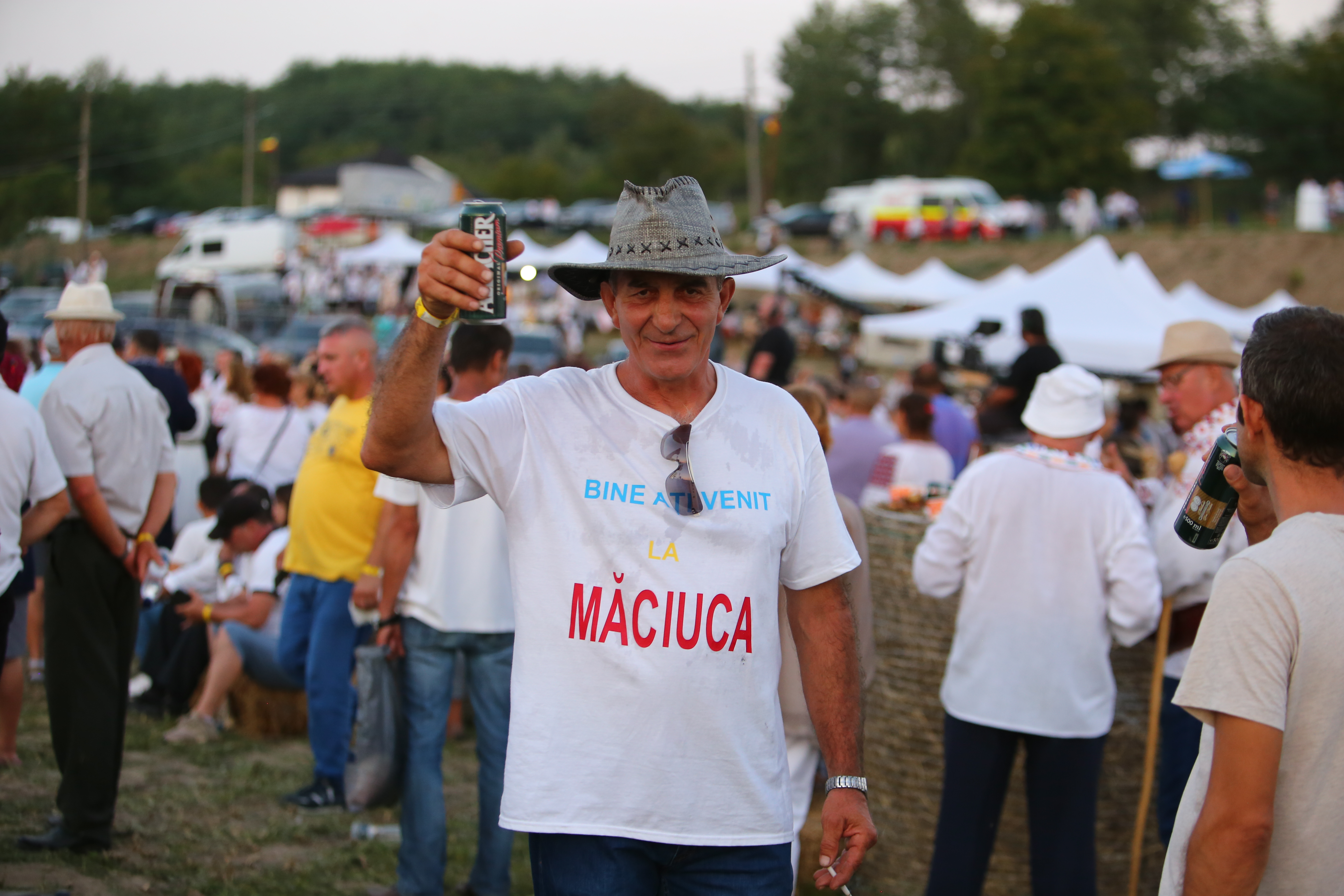 O mireasă și două nunți. Cum a petrecut poporul în vale, iar ceilalți invitați, în deal, la căsătoria „domnului AUR”, George Simion