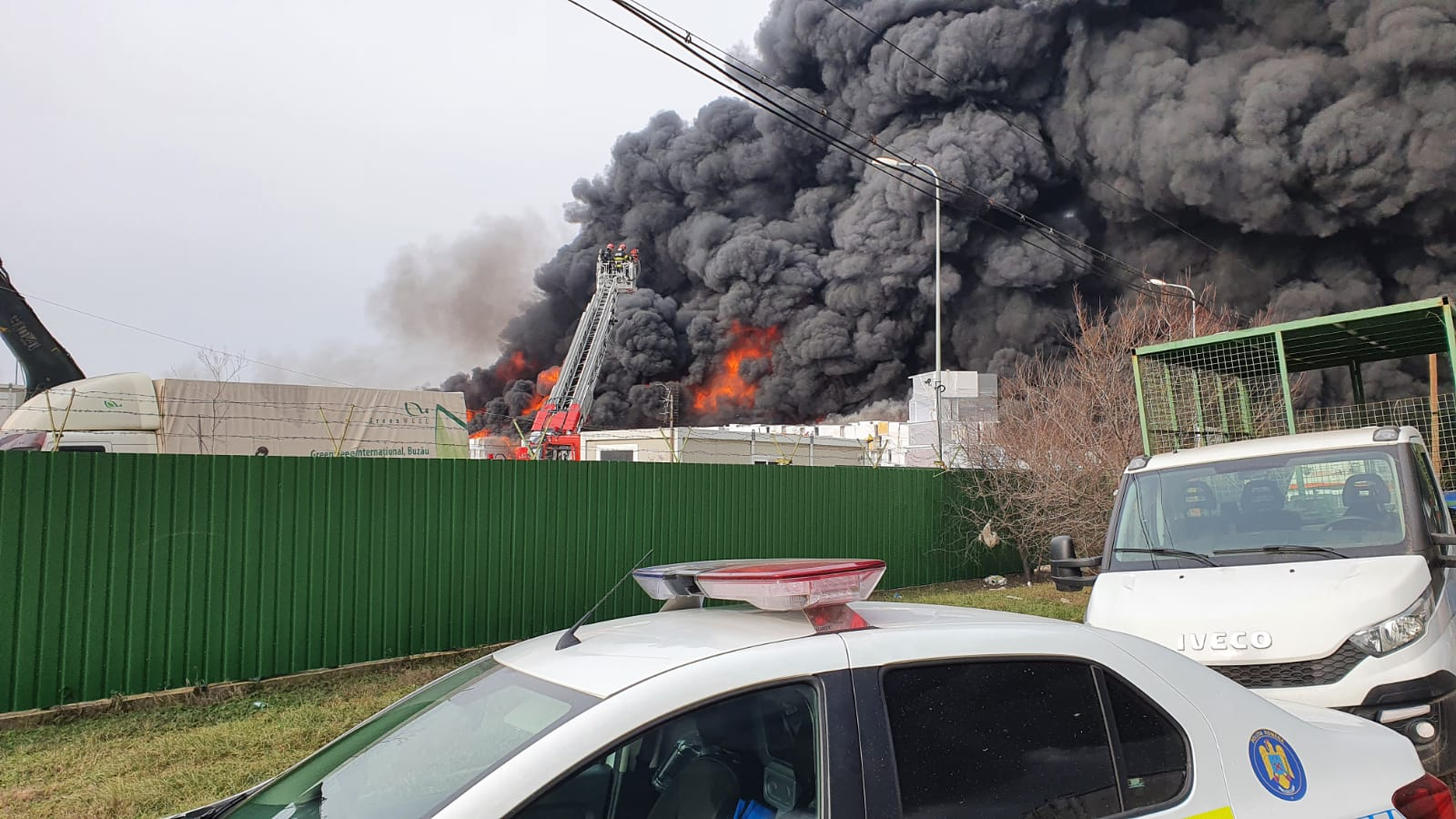 VIDEO | Reacția Gărzii de Mediu Buzău, după  incendiul de marţi: „Din păcate, atmosfera este poluată. Am dispus APM să facă determinări asupra calităţii aerului”