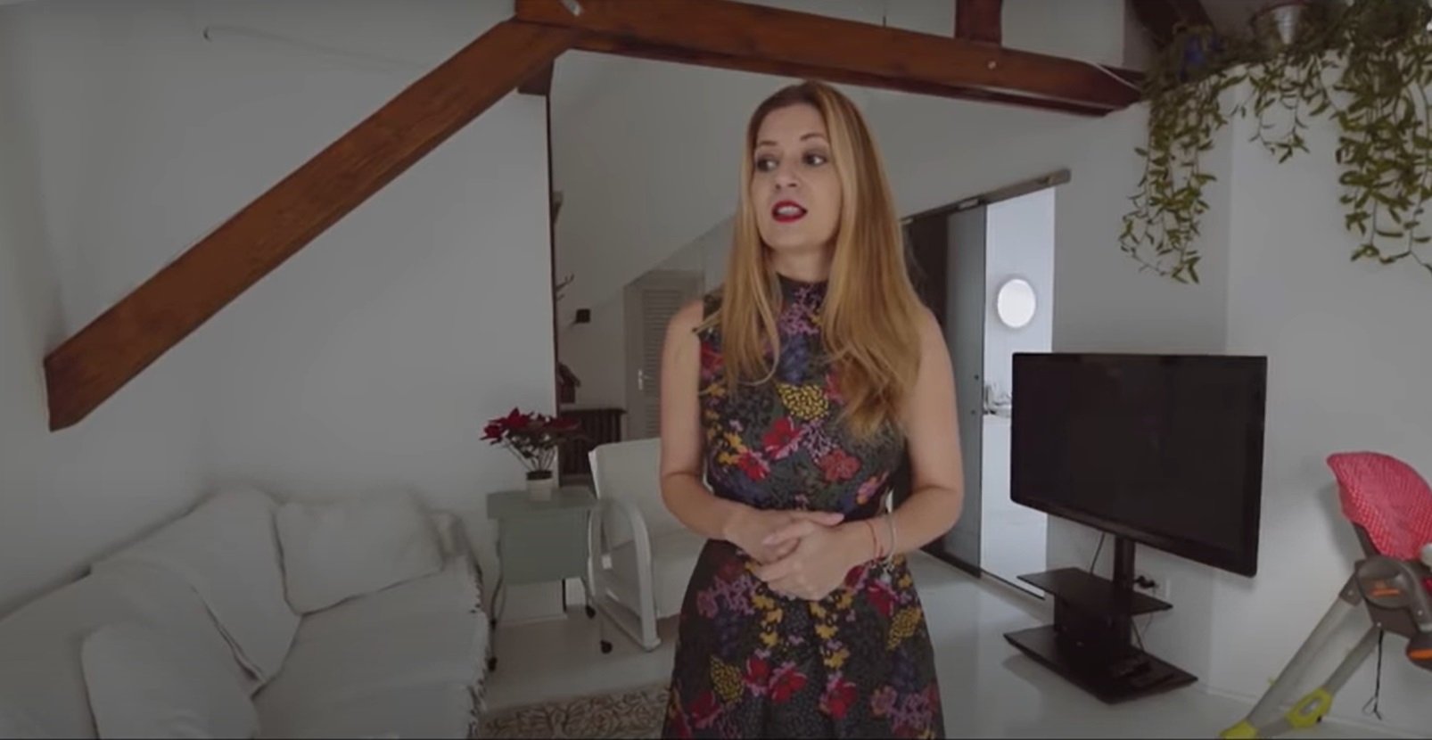 Imagini din mansarda de lângă parcul Cișmigiu în care locuiește Amalia Enache. Cada din baie e adusă de la Paris