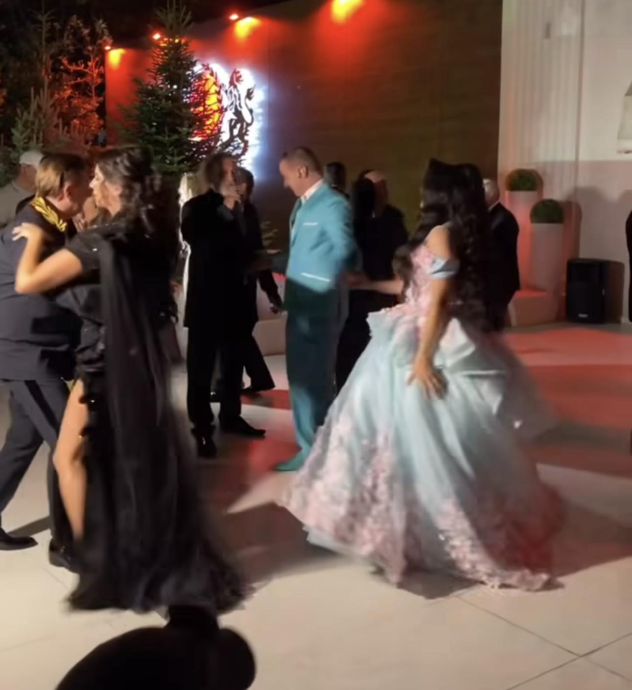 Alin Oprea s-a căsătorit religios cu Medana. Imagini de la nunta ca-n filme a solistului de la Talisman