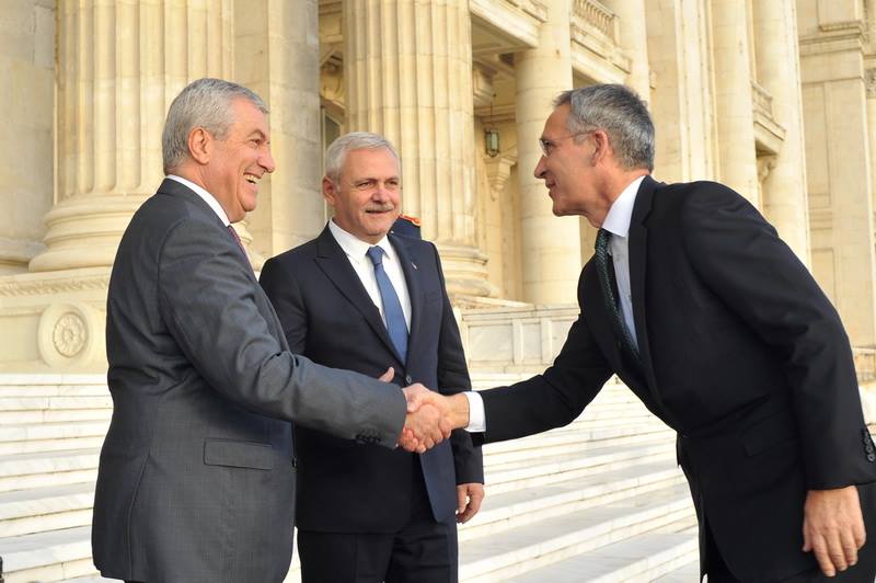 GALERIE FOTO/ Cum se îmbracă bărbaţii din politică. Klaus Iohannis este obsedat de cravata albastră, Eugen Teodorovici îşi pune iniţialele pe cămăşi