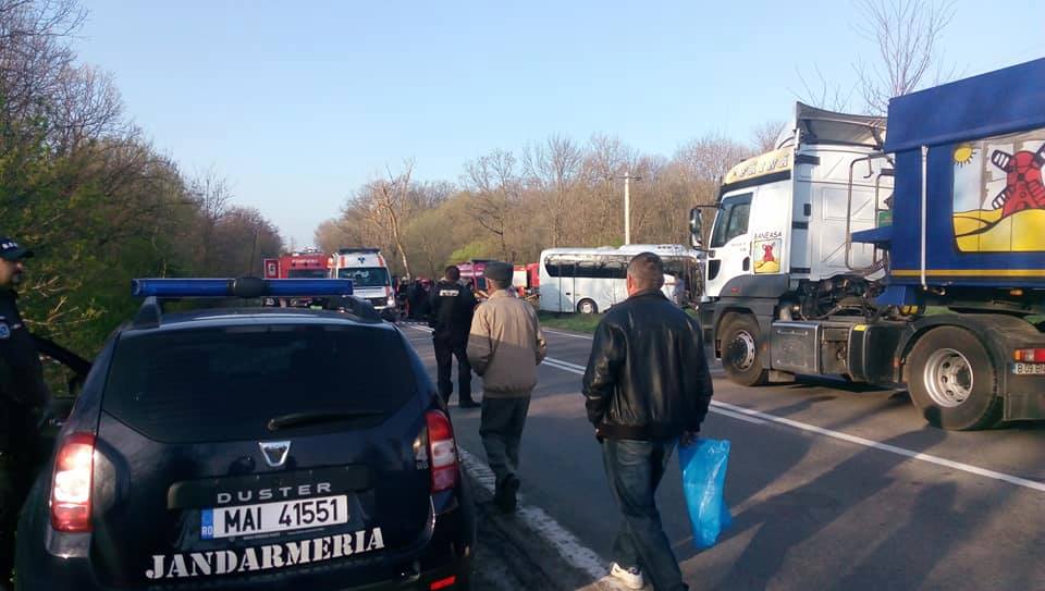 UPDATE/ Accident grav în Teleorman, pe DN6. O persoană a murit, alte 9 au ajuns la spital (FOTO)