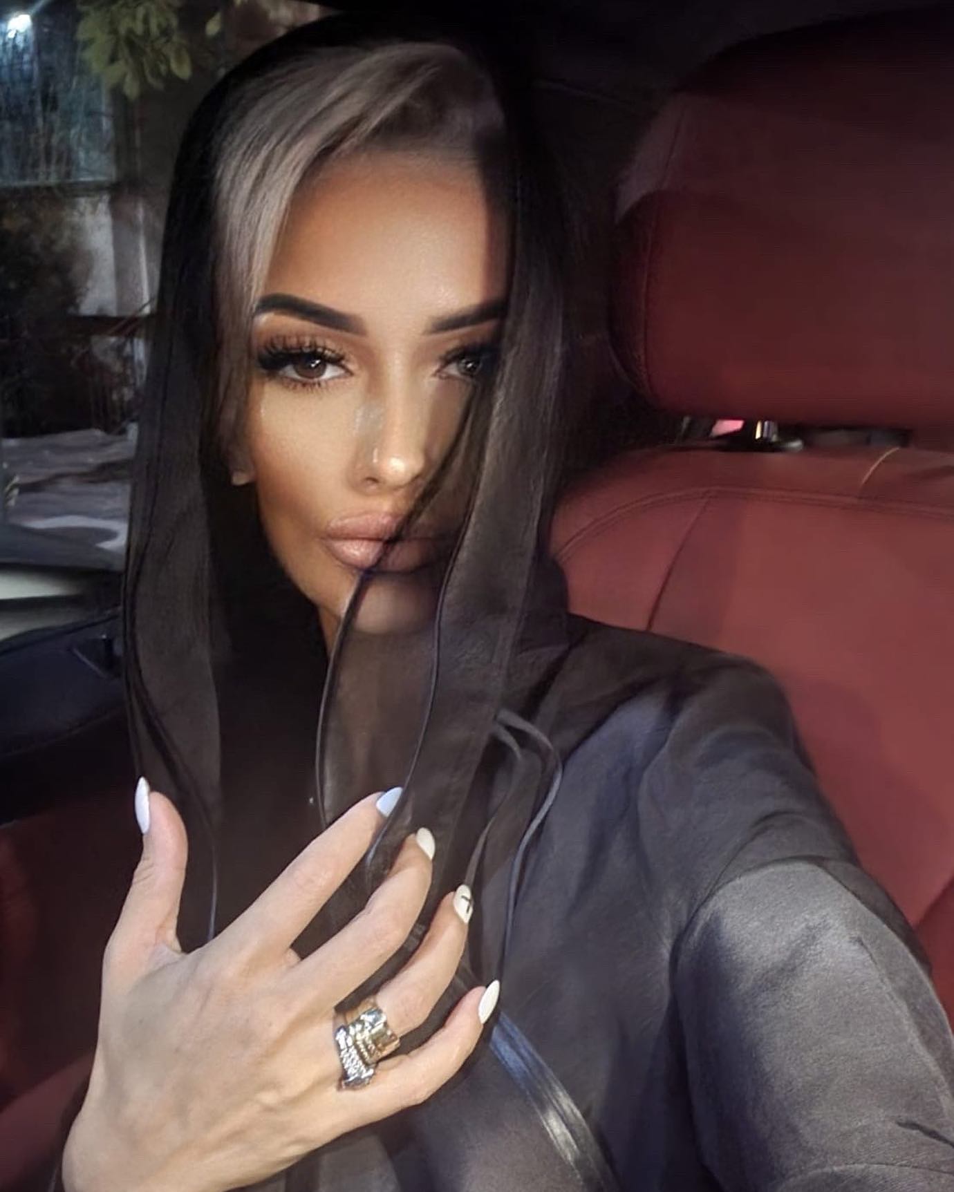 Gabriela Lucuţar, „Regina Întunericului”, a divorţat de soţ după 20 de ani de căsnicie. Cu cine vor rămâne cei 3 copii. „Am renunţat la numele lui”