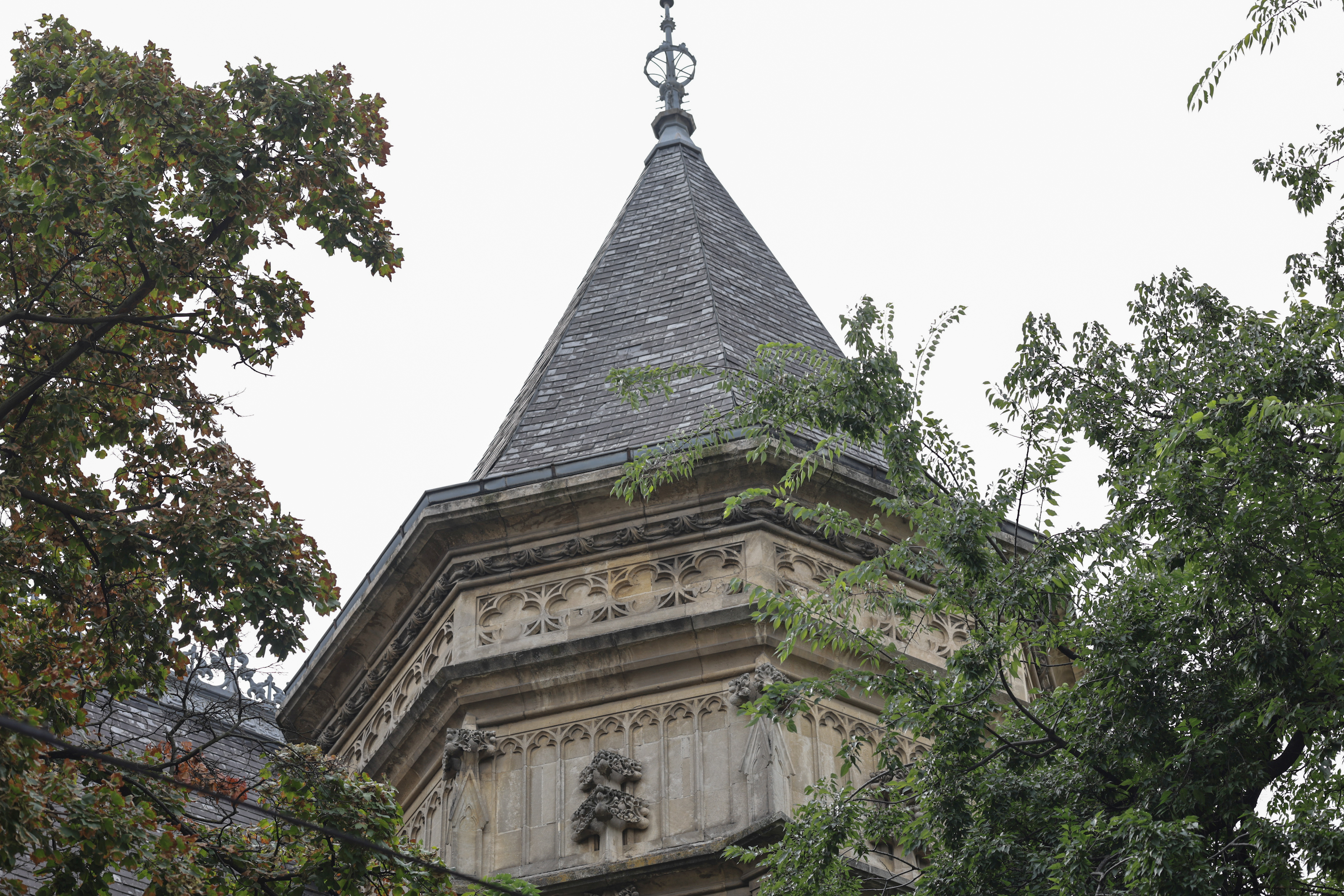 Pare desprins dintr-un film de groază, dar este în centrul Bucureștiului. Castelul de 4,5 milioane de euro