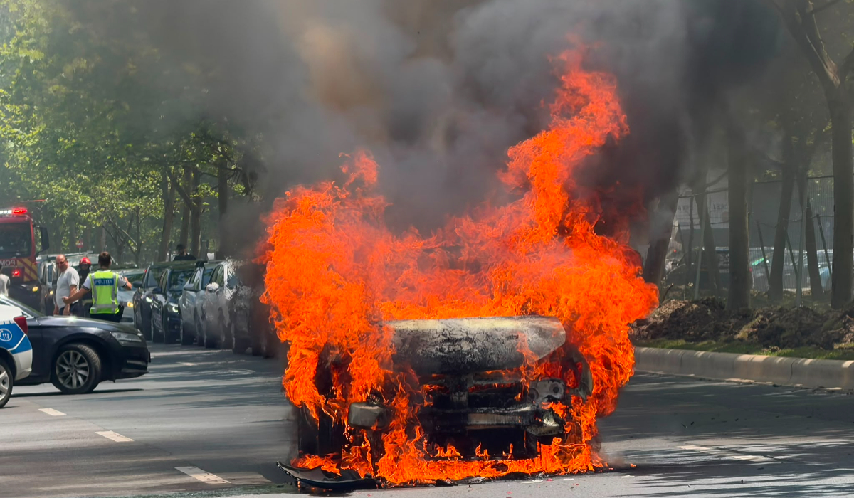 Un Logan a luat foc pe mijlocul șoselei după un accident, în Sectorul 3 din București. În mașină erau o mamă și fiica sa